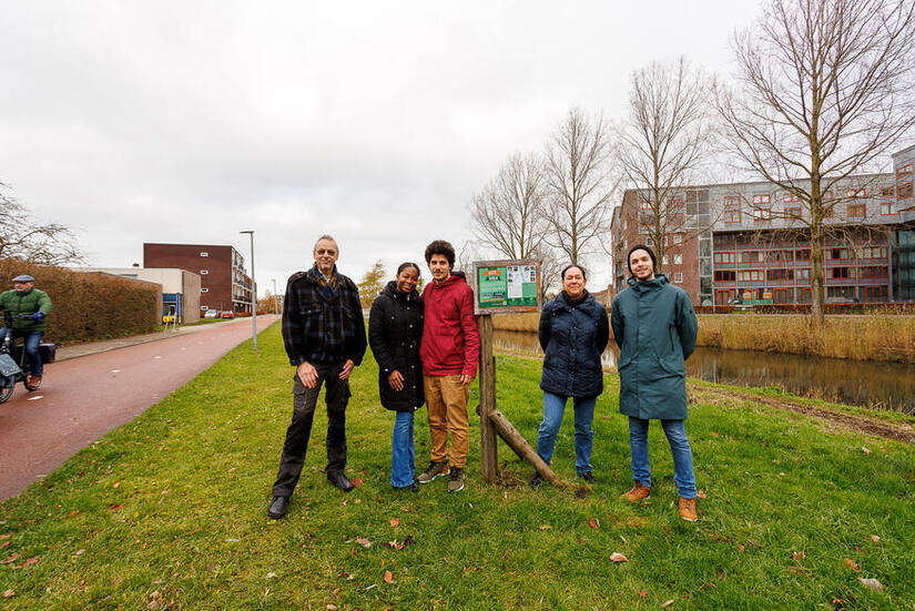 Van links naar rechts: Jan Willem, Lörinc met vriendin Tanisha, Dorothé en Ian (Maaike, Gijs en Myo missen